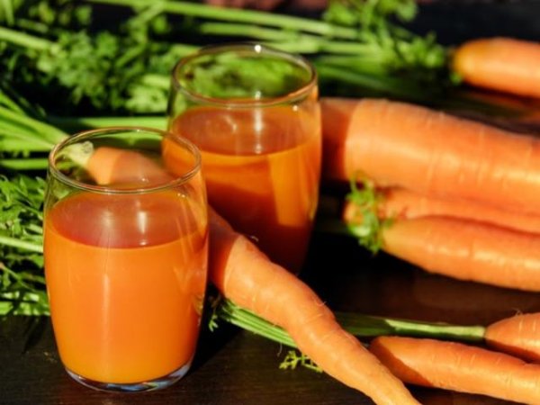 Моркови
Морковите са с високо съдържание на хранителни вещества, особено витамин А и антиоксиданти, които могат да намалят бръчките и да изгладят кожата. Направете на пюре половин морков и го комбинирайте с мед. Нанесете маската и след 10 минути изплакнете. Може да ползвате и морковен сок като тоник, но го изплакнете след 15 минути.
Снимка: pixabay
