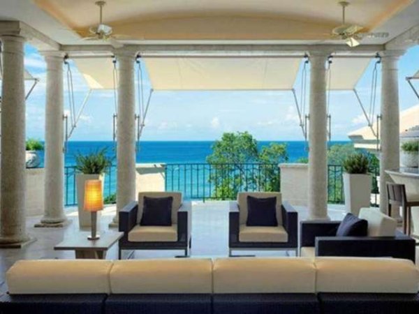 Домът на Риана в Барбадос
Певицата купи този приказен имот 22 милиона долара. Рири се наслаждава на истински палат с 5 спални, огромен плувен басейн, спа зона, игрища за голф и тенис.
Снимка: Christie`s real estate