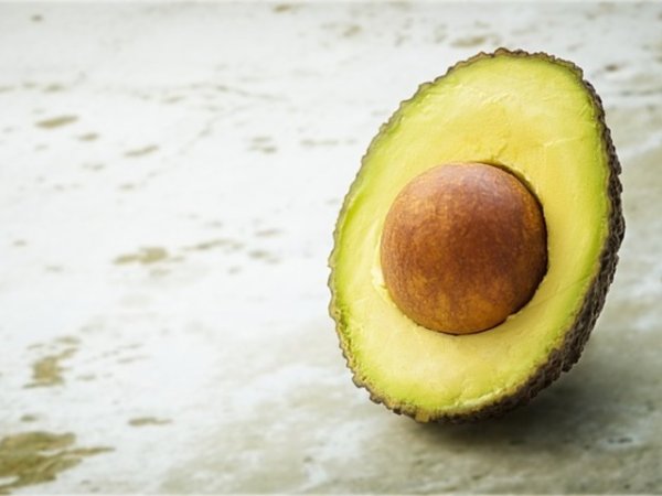 Авокадо
Авокадото е богато на витамини А и Е, които подобряват здравето на кожата. Нанесено върху кожата я хидратира и защитава, като спомага за синтеза на колаген. Направете си маска от пюре от авокадо и я нанесете на околоочния контур. След 15 минути изплакнете. &nbsp;Снимка: pexels