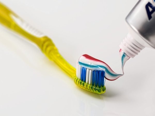 Ментова паста за зъби
Когато се изгорите с вряла вода или се опарите на врял метален съд, котлон, подложете засегнатото място под студена вода. След това подсушете и нанесете върху него ментова паста за зъби.&nbsp;Снимка: pixabay
