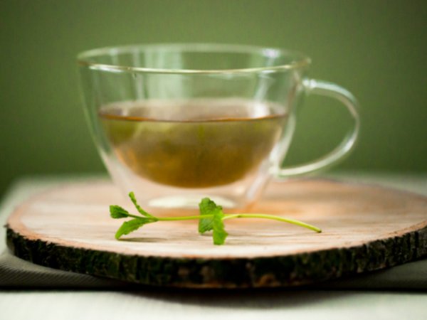 Зелен чай
Листата на зеления чай съдържат съединения, известни като полифеноли (растителни антиоксиданти), които инхибират камъните в бъбреците. Консумацията на зелен чай действа противовъзпалително и има диуретични свойства.
Снимка: istock
