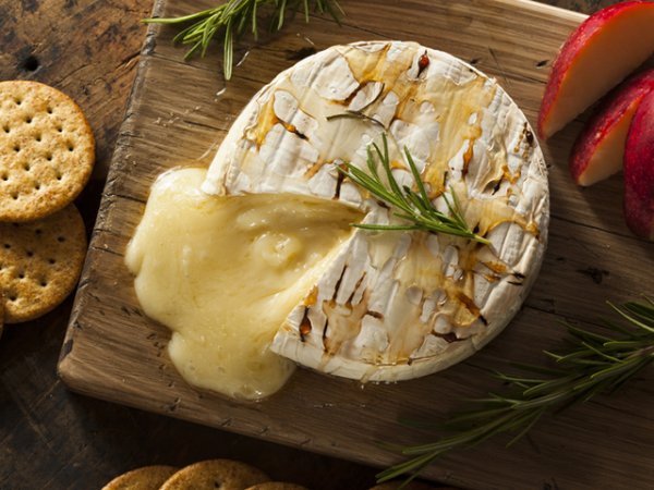 Запечено сирене бри с мед и ядки
Снимка: istock