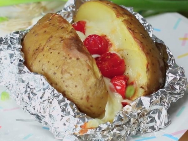 Запечени картофи с моцарела и чери доматки