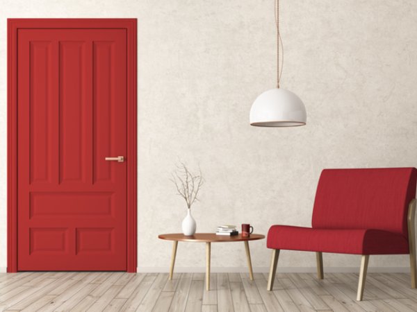 Червена вратаБоядисайте входната врата или някоя от вътрешните интериорни врати в червено. Според фъншуй, боядисването в червено на входна врата, която гледа към юг, носи късмет, щастие и спомага за навлизане на позитивна енергия.&nbsp;Снимка: istock