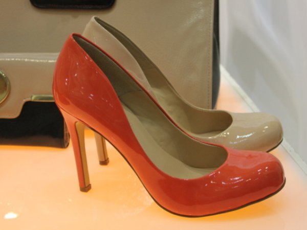 Изящни лачени обувки от Лондонските витрини показват тенденциите за пролет-лято 2012.
Обувки със сменяеми токчета за жени-шофьори
Носим модерни и неудобни обувки