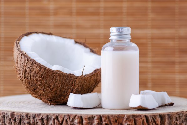 Редовната консумация на кокосови орехи подпомага развитието на здрави кости и зъби. Подобрява способността на тялото да абсорбира калций и манган, които са важни за костното здраве. Според учени, кокосовите орехи са храна, която може да намали риска от остеопороза. 
Снимка: istock