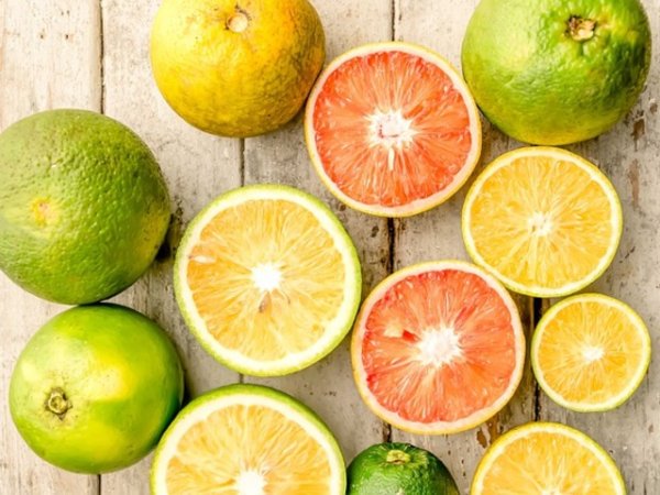 Портокалова или лимонова кора
Цитрусовите кори са добър начин бързо да освежите дъха си. Важно е да са измити много добре. След това сдъвчете малко количество кора от лимон или портокал. По желание може и да хапнете от месестата част на лимона, който ще активира слюнчестите ви жлези, което също допринася за освежаване на дъха.&nbsp;Снимка: pixabay