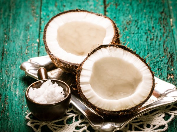 Кокос&nbsp;Любителите на кокосовите орехи и кокосовото мляко имат още една причина да го употребяват по-често &ndash; здравата коса. Кокосът е богат на витамини В, С и Е, които са много важни за косата.&nbsp;Наред с тях кокосът е също така богат на мастни киселини, които изграждат косъма и му придават живина и блясък. Освен това ускоряват растежа и подхранват скалпа.&nbsp;Снимка: istock