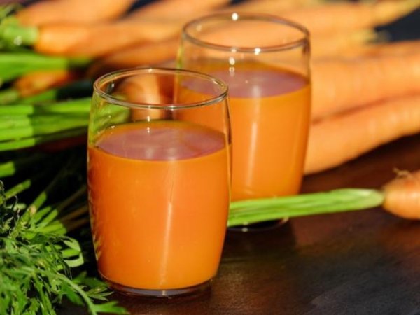 Ябълка, морков и портокал
Морковите, ябълките и портокалът са печеливша комбинация, която помага на тялото ви да се предпази и да се пребори с инфекциите. Освен това има чудесен вкус и ще ви осигури витамин А, С, В6, калий и фолиева киселина.&nbsp;Снимка: pexels