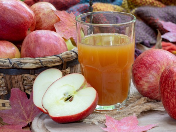 Фреш от ябълки
Ябълките имат редица ползи за здравето. Освен че ни помагат да поддържаме желаното тегло, те помагат на кожата да бъде по-красива и здрава. Добавете към менюто си вкусен фреш от ябълки. Освен антистареещи антиоксиданти, фрешът ще ви осигури малки количества колаген, но и ще спомогне за синтеза му, а той е много важен за еластичността на кожата. Снимка: istock