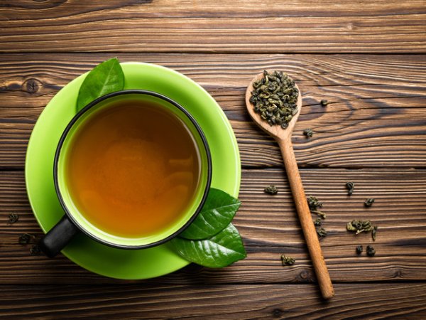 Зелен чай
Чували ли сте за зелен чай матча и сенча? Чудесни напитки, които кожата ви ще заобича. Тези два уникални вида зелен чай са отличен източник на антиоксиданти. Мощните химикали спомагат за защитата на кожата ви от вредното влияние на ултравиолетовите лъчи, като забавят и процесите на стареене и подобряват тонуса на кожата.&nbsp;Снимка: istock