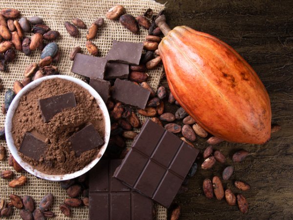 Тъмен шоколад&nbsp;Черният или тъмен шоколад има изобилие от антиоксиданти. Те могат да помогнат за подобряване на настроението. Могат и да повлияят положително на депресивни симптоми. Благодарение на противовъзпалителните свойства на антиоксидантите в шоколада, той може да създаде усещане за добро настроение и положителни емоции.&nbsp;Снимка: istock