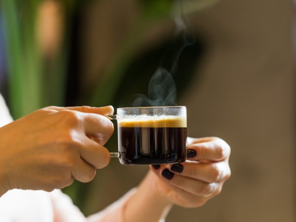 Кафе&nbsp;Любимото горещо и ароматно кафе не само ви ободрява и ви дава енергия, но подобрява и настроението. То стимулира мозъчните рецептори благодарение на съединението аденозин в състава си, който е стимулант, повишаващ бдителността, вниманието и подобряващ настроението.&nbsp;Снимка: istock