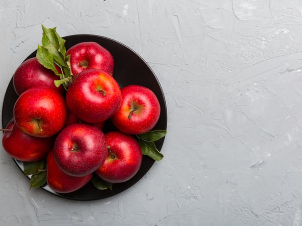 Ябълки&nbsp;Ябълките са с високо съдържание на фибри. Те обогатяват храненето, стимулират храносмилането и движението на червата. Облекчават запека и ускоряват топенето на мазнините. Ябълките дават усещане за ситост, която предпазва от преяждане и посягане към вредни храни.&nbsp;Снимка: istock