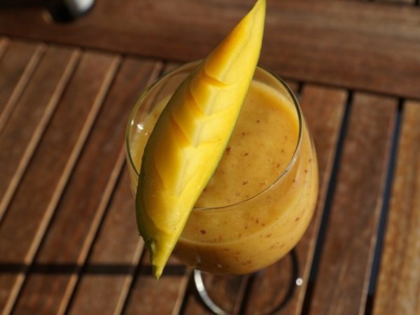 Напитка с манго или Mango Lassi
Манго Ласи е вкусна напитка, която всеки може да си приготви у дома.&nbsp;Екзотичният плод манго, с който се приготвя напитката помага в борбата със затлъстяването.&nbsp;За да си приготвите напитката в блендер комбинирайте 1 чаша кисело мляко, 1 манго, 1 чаша вода. Ако е необходимо подсладете с малко мед или стевия. Снимка: pixabay