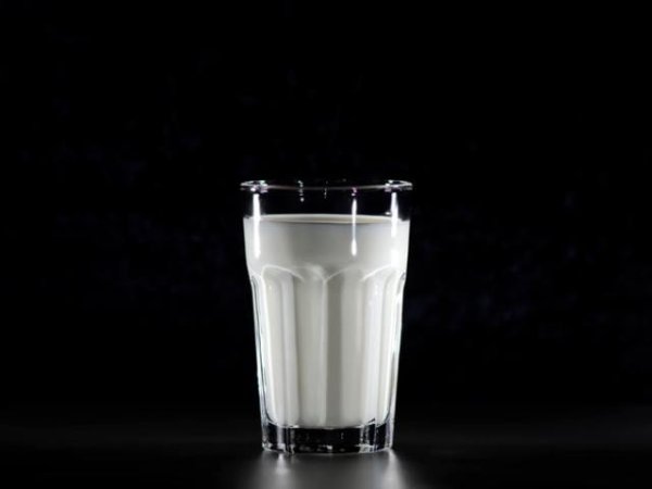 Прясно мляко
Млякото е храна, която е трудно смилаема, следователно, ако го пиете в сутрешните часове и в комбинация с други храни, може да се появят стомашни неразположения.&nbsp;От друга страна, чаша топло мляко вечер, ще ви помогне да спите добре.&nbsp;&nbsp;Снимка: pexels