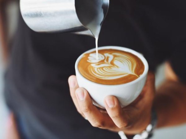 Кафе
Чаша кафе веднага след събуждане изглежда естествено, но всъщност е напълно безполезно. Според проучвания, пиенето на кафе преди хранене, намалява чувствителността ни към кофеина. Освен това, в първия час след събуждането ни, организмът синтезира хормона на стреса кортизол. Ето защо е важно да изчакаме малко време преди кафето и по възможност да му се наслаждаваме в компанията на здравословна закуска.&nbsp;&nbsp;Снимка: pexels