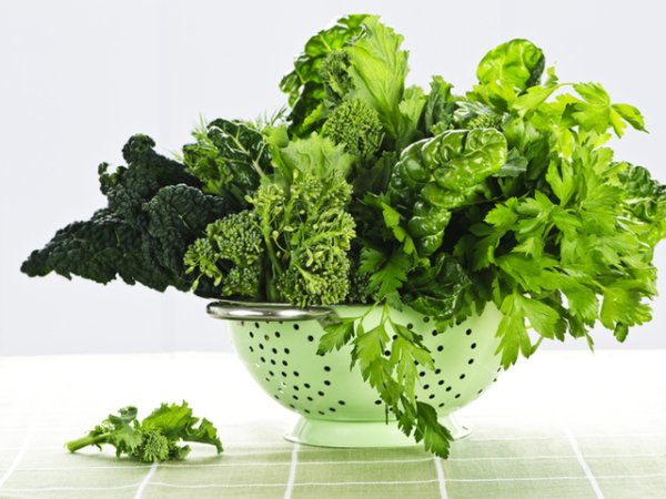 Зелени листни зеленчуци
Всяка здравословна диета трябва да ги съдържа. Към тази група спадат спанакът, зелената салата, къдравото зеле кейл, китайско зеле. Те са богати на фитоестрогени, които подпомагат гръдната тъкан. Също така, тези полезни зеленчуци са богати и на естествени антиоксиданти, калций и желязо. Консумацията им не само подпомага отслабването, но и подобрява вида на гърдите.&nbsp;Снимка: istock