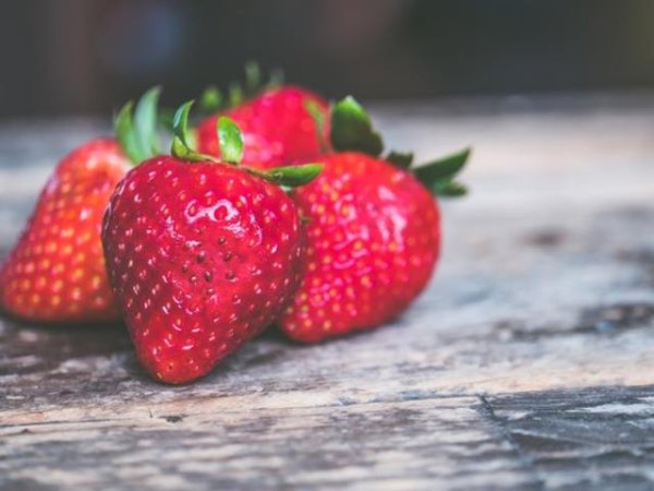 Ягоди
Едни от най-вкусните горски плодове, които са с високо съдържание на антиоксиданта витамин С. Благодарение на него се увеличава синтезът на колагенови влакна, което спомага за поддържането на кожата гладка и стегната. Изследванията показват, че елагичната киселина, която се съдържа в ягодите също предпазва кожата от увисване и дори може да намали риска от рак.&nbsp;Снимка: istock