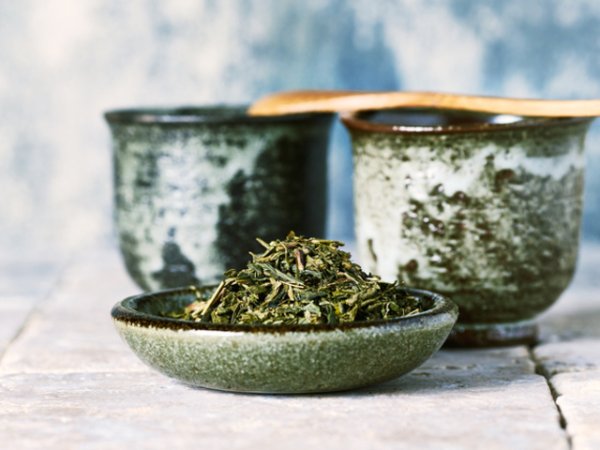 Зелен чай
Добавете го към ежедневните си напитки, не само, защото топи излишните мазнини, но защото има и по-малко кофеин от кафето. Любимите ни кафе специалитети може да увеличат хормоните на стреса като адреналин и норадреналин. От друга страна, чаша зелен чай ще ви осигури полифеноли, които имат редица ползи за здравето, включително и забавяне процесите на стареене.&nbsp;Снимка: istock