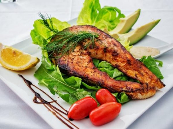 По-мазни риби
Рибата е една от най-полезните храни за здравето на очите. Но високите количества протеини и полиненаситени мастни киселини, като омега-3 имат редица други ползи за здравето. Сред някои от тях са намаляване на възпалението, елиминиране на свободните радикали, намаляване риска от сърдечни заболявания, понижаване на лошия холестерол и защита на бъбреците. Снимка: pexels