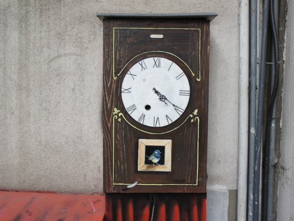 Страж на времето &ndash; нарисуван часовник върху електрическо табло някъде по столичната улица &bdquo;Граф Игнатиев&ldquo;. Снимка: Ивет Лолова