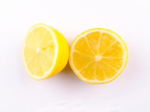 Вана с лимонов сок при жълти нокти
Лимонът действа освежаващо, но също така спомага за подобряване цвета на ноктите. Ако от лаковете, които ползвате, нокътната плочка е пожълтяла, може да натъркате върху нея лимон и след 10 минути да изплакнете. Ваната с лимонов сок също е добро решение. Просто накиснете краката си в топла вода с пресен лимонов сок за 10-15 минути.&nbsp;&nbsp;Снимка: pexels