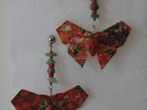 Това са част от бижутата-оригами, изработени от Емилия Скотник. Направени са от специалната японска хартия „Washi”.
Емилия Скотник: Оригами развива търпение, прецизност и логическо мислене