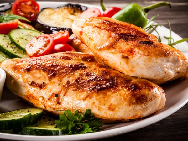 Яжте бяло птиче месо&nbsp;Бялото птиче месо е богато на полезни протеини и бедно на наситени мазнини. То спомага за контрола на кръвната захар, инсулиновата резистентност, нормалното тегло, поликистозните яйчници. Снимка: istock
