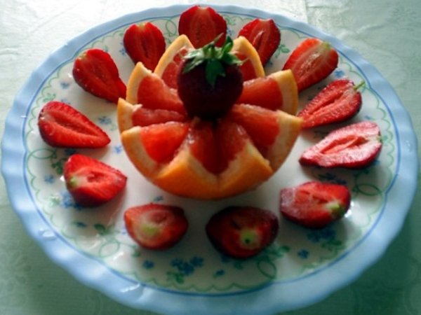 Красиви и вкусни плодови салати, поднесени творечески, с  любов и въображение. Идеите и снимките са на Виолета Господинова от Ямбол.
Цвете от грейпфрут и ягоди.
Плодовете и полезните навици на децата ни
Плодове срещу грип