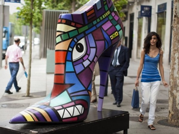 Красиви гигантски обувки като произведения на изкуството радват минувачите на търговска улица в Мадрид. Изложбата е дело на група испански компании, производители на обувки.
Носим модерни и неудобни обувки
Бърз тест – кои обувки са вредни за краката