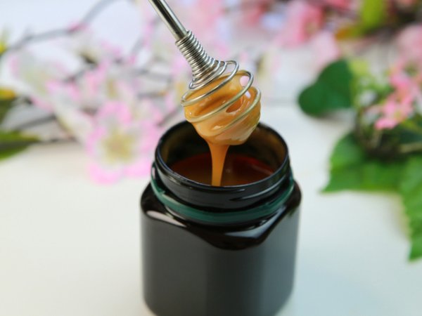 Медът от манука е богат източник е на витамини от групата В, желязо, мед, фосфор, цинк, натрий и други. Неговото хранително съдържание е с до 4 пъти по-голямо от обикновения мед. Освен за облекчаване на болките в гърлото и кашлицата, помага при акне и екземи. Снимка: istock