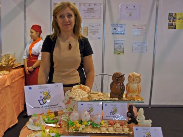 Росица Рачева – художник-дизайнер, преподавател в Софийска гимназия по хлебни и сладкарски технологии, зад щанда на „Сладък зоосвят“. 