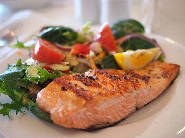 Риба
Рибата е добър източник на протеини, както и на здравословна доза омега-3 мастни киселини, което я прави една от най-добрите храни за жените, които искат да заченат. Полезните хранителни вещества спомагат за регулиране на възпроизводителните хормони, както и облекчават стреса и депресията. Снимка: pixabay
