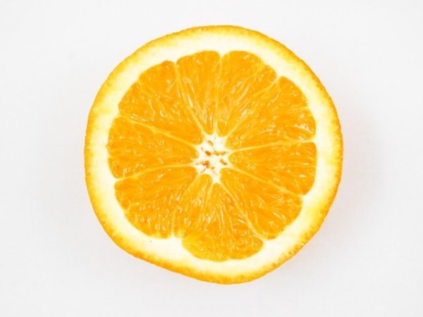 Портокали
Друг натурален лек, с който може да облекчите непоносимостта към лактоза е портокалът. В действителност, екзотичният плод има широк спектър от ползи за здравето. С концентрацията на витамин С, портокалът е наистина идеален за непоносимост към лактозата. Всичко, което трябва да направите, е да консумирате този плод при такива неразположения.
В допълнение, портокалите съдържат фибри, които играят важна роля в храносмилателния процес и предотвратяване на рак на дебелото черво. Плодовете могат да подпомогнат храносмилането и да намалят риска от запек и синдром на раздразнените черва, известни като общи симптоми на непоносимост към лактоза.&nbsp;&nbsp;Снимка: Pixabay