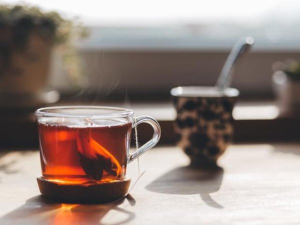 Пият черен чай
Черният чай наред с този от ехинацея, лайка, мащерка и зеления е един от най-полезните и богати на антиоксиданти. Според американско проучване, всекидневната консумация на черен чай, стимулира синтеза на интерферони (белтъчни вещества), които засилват имунната защита. Ако искате да намалите риска от настинки и грип, направете черния чай част от вашето ежедневно меню.&nbsp;Снимка: pexels