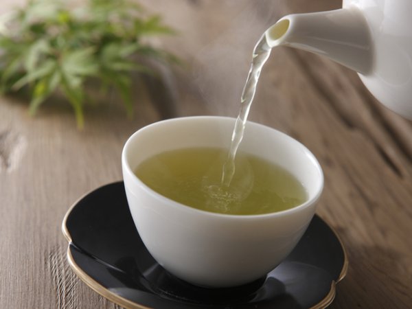 Зелен чай&nbsp;Чаша зелен чай на ден има много ползи за здравето, включително намаляване на холестерола, предпазване от инсулт и инфаркт, намаляване на кръвната захар, подобряване състоянието на чревната флора. Полезните си свойства зеленият чай дължи на флавоноидите и катехините в състава си, които блокират образуването на холестеролни плаки.&nbsp;Снимка: istock