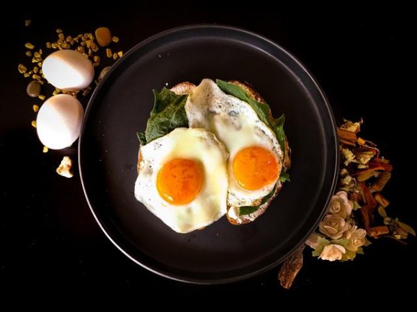 Яйца
Яйцата са една много полезна храна, която ни осигурява ситост за дълго време. Съдържат добри количества мазнини, протеини, селен и холин, витамини А, D.&nbsp; Снимка: Unsplash