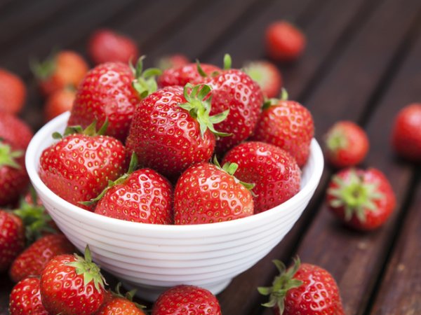 Ягоди&nbsp;Сочни и сладки, ягодите са истинска суперхрана за лятото. В ранните месеци на лятото ягодите са в изобилие. Възползвайте се от сезона, защото те предлагат изключителни хранителни ползи за здравето, според WebMD. Ягодите са полезни за здравето на сърцето, понижават холестерола, контролират кръвната захар, регулират храносмилането, облекчават запека, а богатото наличие на полифеноли и антиоксиданти в тях намалява риска от някои видове рак.&nbsp;Снимка: istock