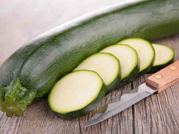 Тиквички&nbsp;Тиквичките са чудесен зеленчук за лятото. Те са бедни на калории, което позволява по-изобилното им включване в храненето. Същевременно са прекрасен източник на витамин А, манган, калий и много други минерали и витамини, ценни за здравето.&nbsp;Снимка: istock