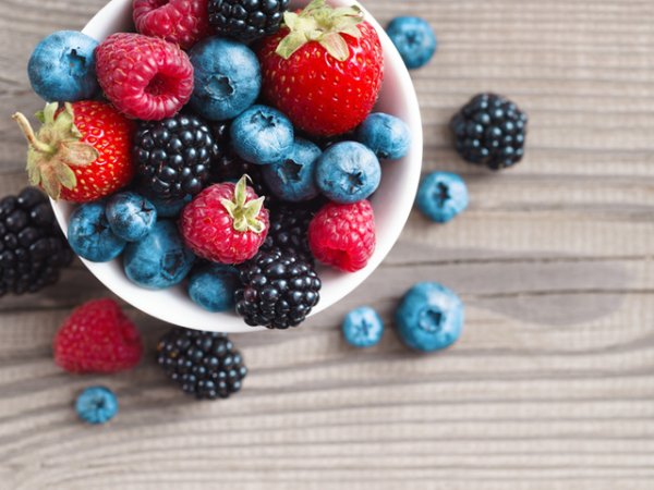 Горски плодове&nbsp;Ярко оцветените горски плодове са едни от най-богатите на антиоксиданти и широк набор от витамини и минерали. Антиоксидантите в горските плодове, наречени флавоноиди, могат да подпомогнат функциите на мозъка и нервната система, като намаляват дегенеративните изменения, характерни за напредването на възрастта.&nbsp;Снимка: istock