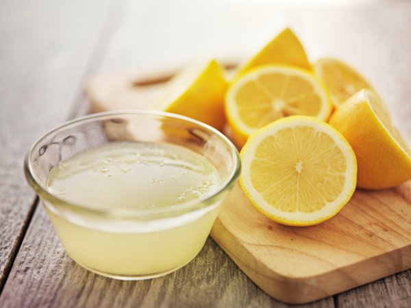 Пресен лимонов сок
Лимоновият сок е естествено кисел и повишава нивата на цитрат в урината, което намалява образуването на камъни в бъбреците. Няколко капки лимонов сок в чаша вода, противодействат на кристалите калциев оксалат, като минимизират риска от появата на камъни в бъбреците. Не пропускайте да овкусявате вашите салати с лимон и зехтин.&nbsp;
&nbsp;Снимка: istock