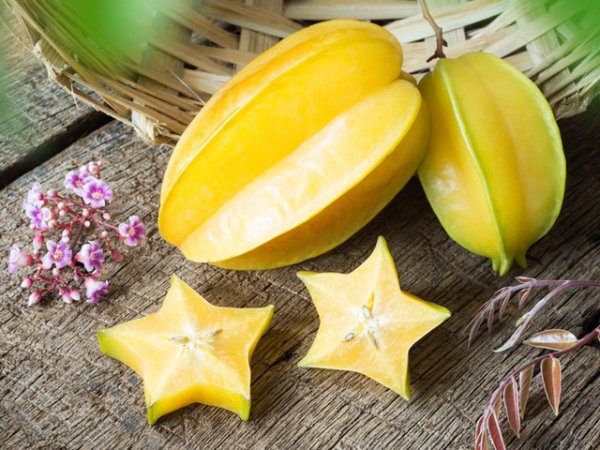 Карамбола&nbsp;Карамболата или още звезден плод, съдържа 91% вода. Тя е тропически плод, носещ на тялото изключително много витамини и минерали. Особено богата е на фибри и витамин С, който е мощен антиоксидант.&nbsp;Снимка: istock