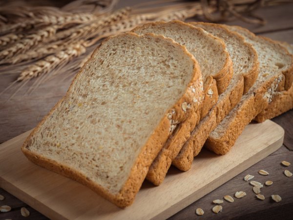 Избягвайте пълнозърнест хлябКогато мислите за здравословна алтернатива на хляба, вероятно се сещате за пълнозърнестия хляб. От една страна това е факт, но от гледна точка на бъбреците, пълнозърнестият хляб не е добър избор. Ако имате камъни в бъбреците е добре да го избягвате, защото в тези храни има големи количества калций и фосфор, които могат допълнително да утежнят положението с камъните в бъбреците. Камъните в бъбреците най-често са калциеви формации, които се образуват при натрупване на калций в кръвта.&nbsp;Снимка: istock