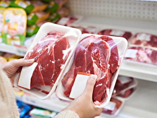 Избягвайте червено месо&nbsp;Червеното месо е много богато на протеини и желязо, което е добре за достатъчните количества хемоглобин в кръвта. От друга страна обаче, червеното месо създава условия за повишаване на холестерола, което може да предизвика сърдечносъдови заболявания, а те са свързани с функцията на бъбреците. Ежедневната консумация на червено месо може да причини проблем с бъбреците, тъй като те филтрират протеините, идващи от храната. Когато ядете твърде много червено месо, това може да навреди на бъбреците и да предизвика поява на камъни и дисфункция на тези важни органи.&nbsp;Снимка: istock