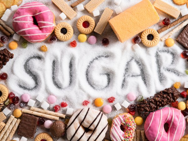 Захар&nbsp;Захарта предизвиква възпаления в тъканите. Тъй като тя повишава нивата на кръвната захар и инсулина, това може да предизвика инсулинова резистентност. Инсулиновата резистентност се характеризира с хронично високи нива на инсулин в кръвта, който е фактор за поява на сериозен косопад. Ограничаването на приема на добавени захари може да повлияе положително върху косата и да подобри растежа ѝ.&nbsp;Снимка: istock