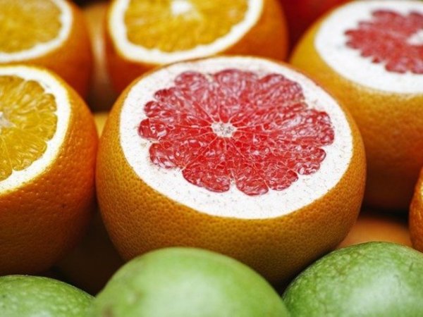 Храни, богати на витамин С.
Витамин С е важен антиоксидант, за който се смята, че също помага за намаляване на нивата на пикочна киселина в кръвта. Ето защо се препоръчва да консумираме достатъчно полезни храни, които го съдържат, като цитрусови плодове, череши, спанак, зеле, броколи, ягоди, сладки чушки, киви и домати.&nbsp;Снимка: pixabay