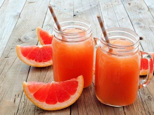 Пийте сок от грейпфрут&nbsp;Грейпфрутът е от онези цитрусови плодове, които трябва да са ваш добър приятел в борбата с камъните в бъбреците. Сокът от грейпфрут има свойството да филтрира и дренира бъбреците. В грейпфрута се съдържа активно вещество &ndash; нарингенин, което намалява риска от развитие на кисти в бъбреците. Този антиоксидант се бори с възпаленията и стимулира изхвърлянето на формациите от бъбреците.&nbsp;Снимка: istock
