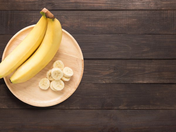Избягвайте банани&nbsp;Бананите са полезен плод, който съдържа много калий &ndash; ценен за сърдечносъдовата система минерал. Те са богати на фибри и растителни протеини, заради които се нареждат на челните места по здравословни качества. От гледна точка на камъните в бъбреците обаче, бананите не са особено добър избор, защото големите количества калий могат да затруднят работата им. Когато в бъбреците има камъни или функцията им е затруднена, това може да предизвика повишаване на нивата на калий. Високите нива на калий могат да причинят сърдечносъдови проблеми.&nbsp;Снимка: istock
