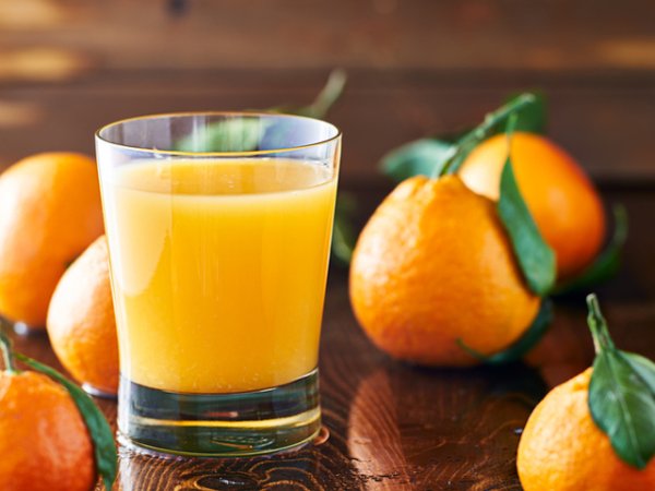 Пийте портокалов сок&nbsp;Цитрусовите плодове са много полезни. Те изобилстват от витамин С, който е мощен антиоксидант и има свойството да потиска възпаленията. Цитрусовите сокове са и добър диуретик, който подпомага извеждането на излишните течности от тялото, като така стимулират бъбречната дейност.&nbsp;Снимка: istock